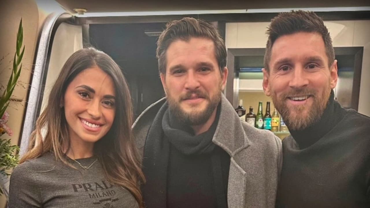 Antonella y Messi posaron junto al actor que interpretó a Jon Snow en Game of Thrones.