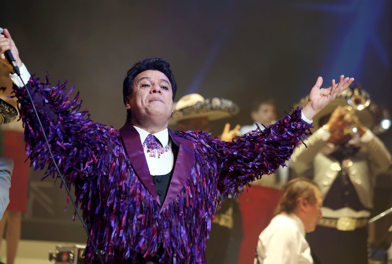 Sin embargo, a pesar del fabuloso look italiano, no pudimos evitar que la chaqueta de Maluma nos recordara a las que en sus años de gloria utilizaba otro grande de la música, Juan Gabriel