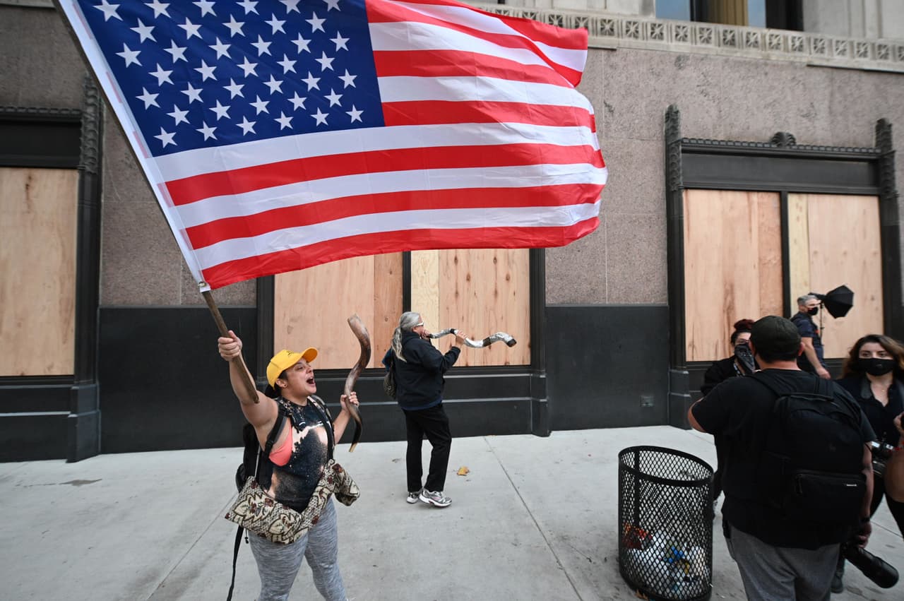 Sin embargo, los grupos que apoyan al presidente Trump también salieron en apoyo del actual jefe de la Casa Blanca y llamando a fraude electoral.
<br>
<br>