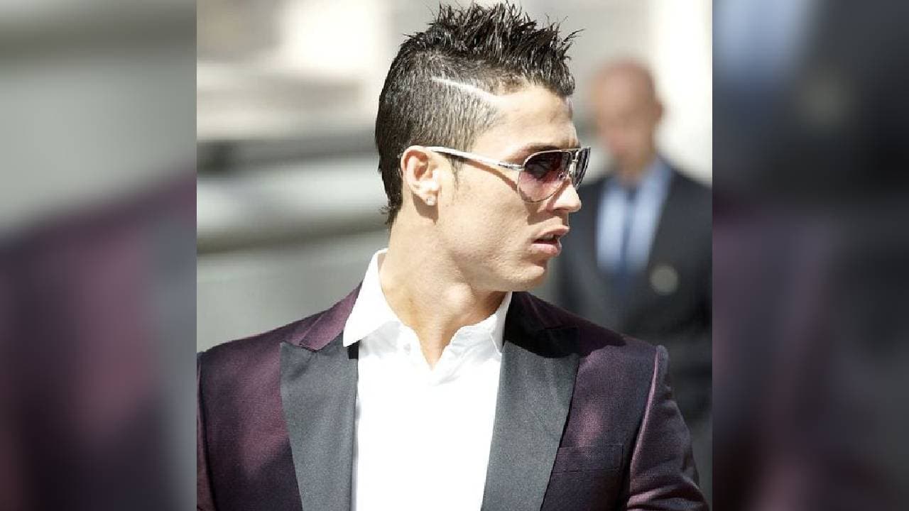 Imponiendo moda con la rasuradora y el copete alborotado.