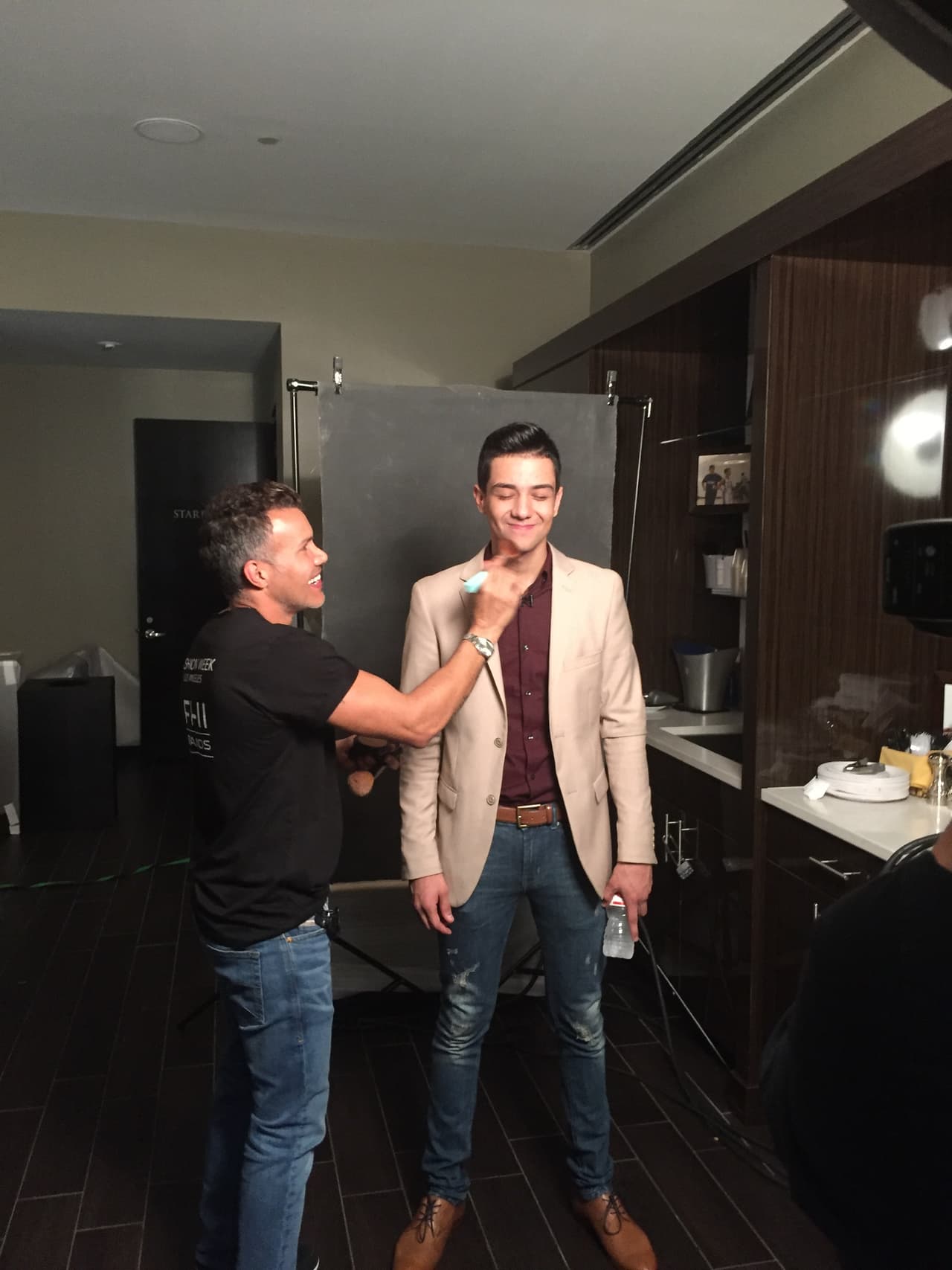 Pero claro, antes de cada foto las manos expertas de Rosvelt Ranses le pusieron un poquito de retoque en el rostro para quedar perfecto.