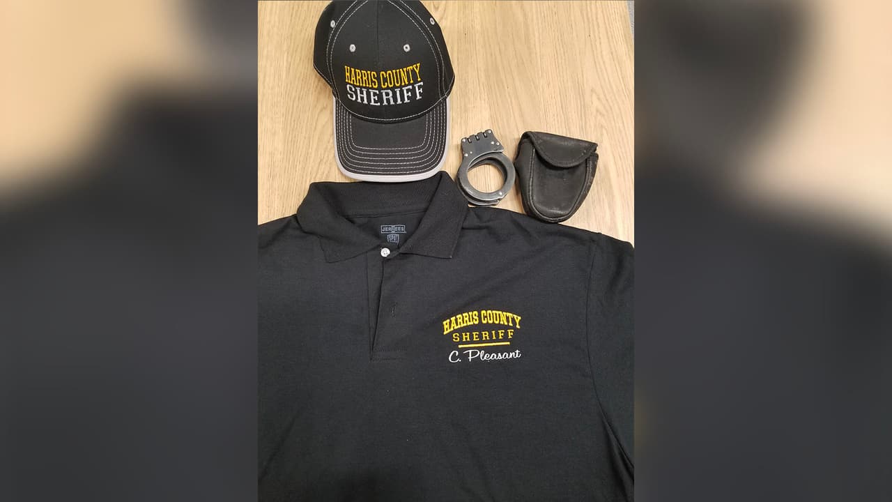 Se quiso pasar como oficial del condado Harris y terminó siendo arrestada