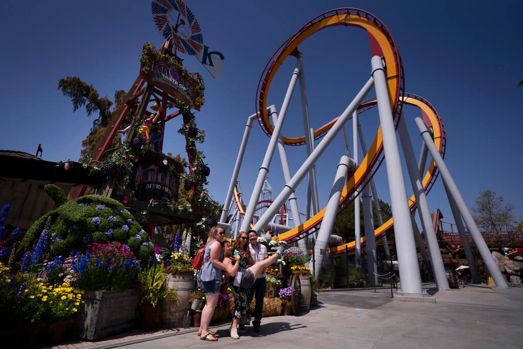 <h2 class="cms-H2-H2">5.- Knott's Berry Farm</h2>
<br> 
<br>Este parque temático es uno de los más tradicionales de California y de los más visitados, pues sus atracciones garantizan un día de diversión para niños y adultos.
<br> 
<br>¿Cuánto vas a gastar? 
<b>La entrada cuesta $84.99 y el estacionamiento $25.</b>
