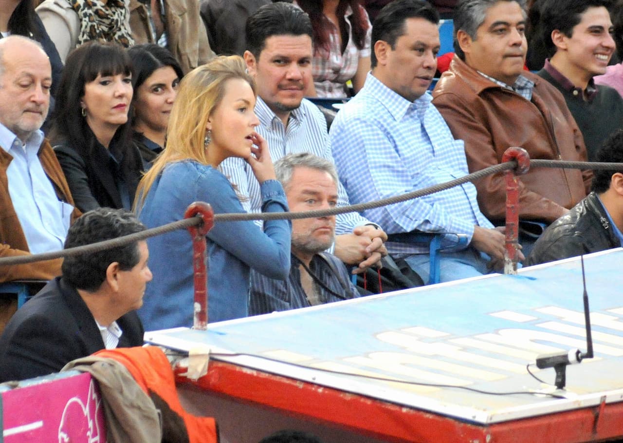 En marzo de 2014, la artista anunció su ruptura con el productor a través de un mensaje en Twitter. "En este momento de nuestras vidas debemos enfrentar responsabilidades que
<b><a href="https://www.youtube.com/watch?v=VyAIdjG-iRo" target="_blank">no nos permiten mantener</a></b>, como es debido, nuestro amor", escribió.
<br>