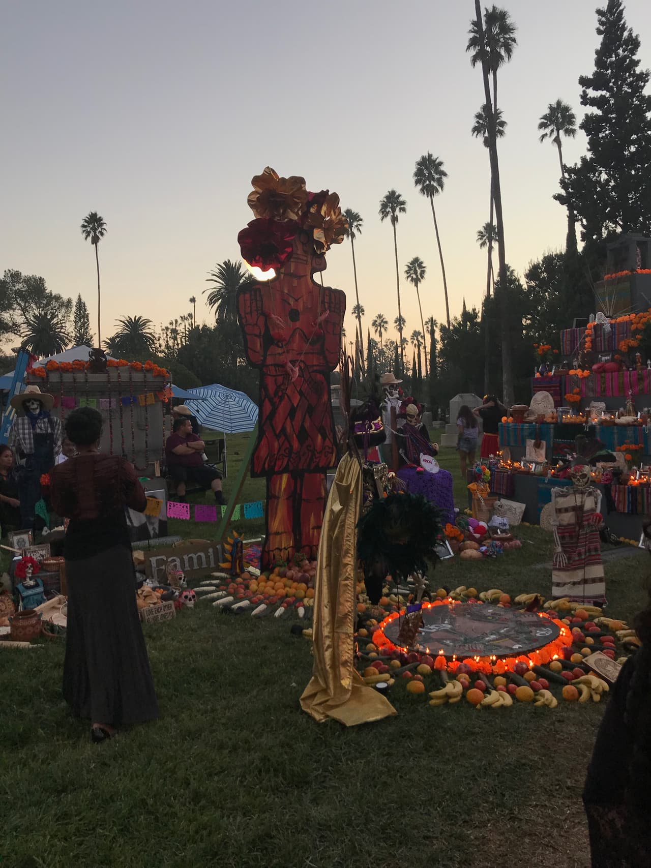 La celebración, si bien es una tradición netamente mexicana, da la bienvenida a miles de personas de otras culturas.