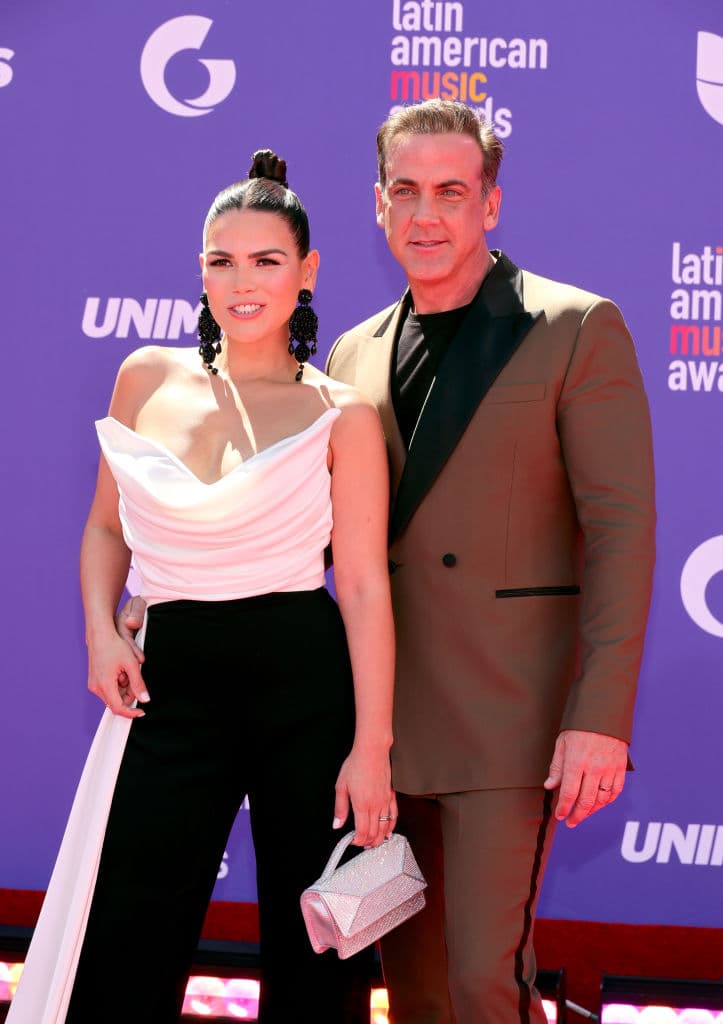 Karina Banda y Carlos Ponce en los Latin American Music Awards 2023.