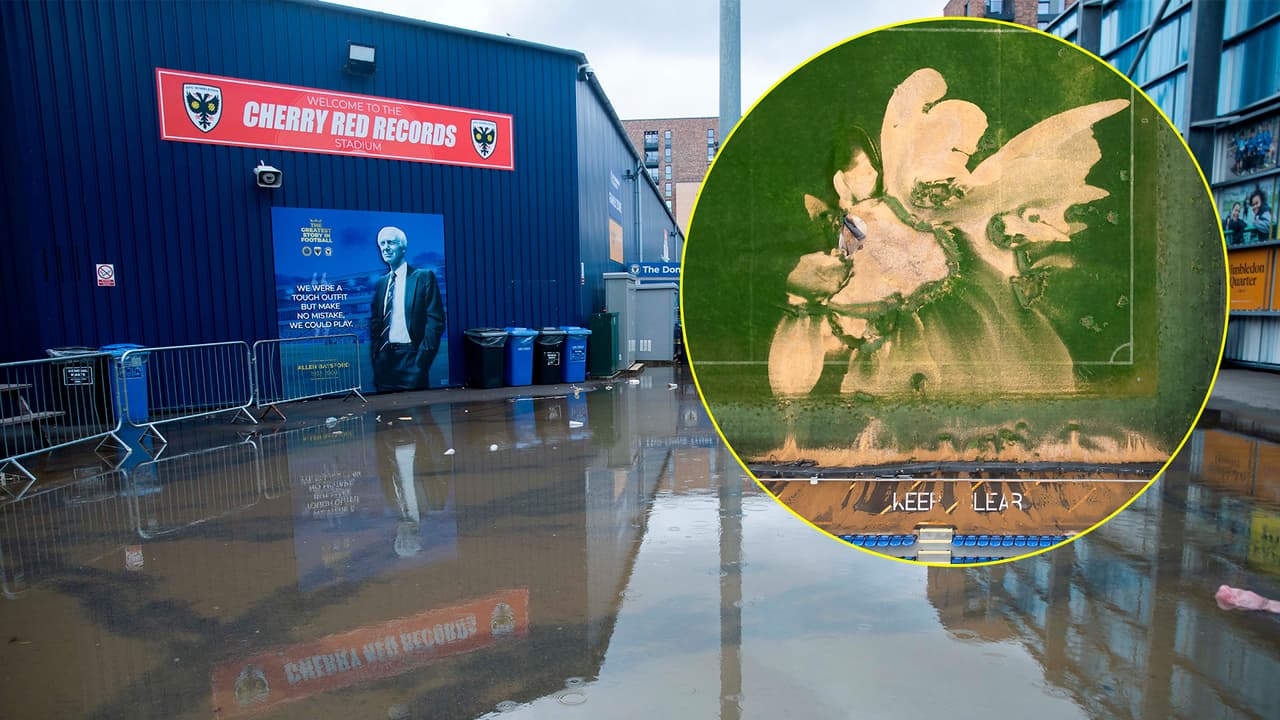 Socavón en estadio sorprende en el futbol de Inglaterra