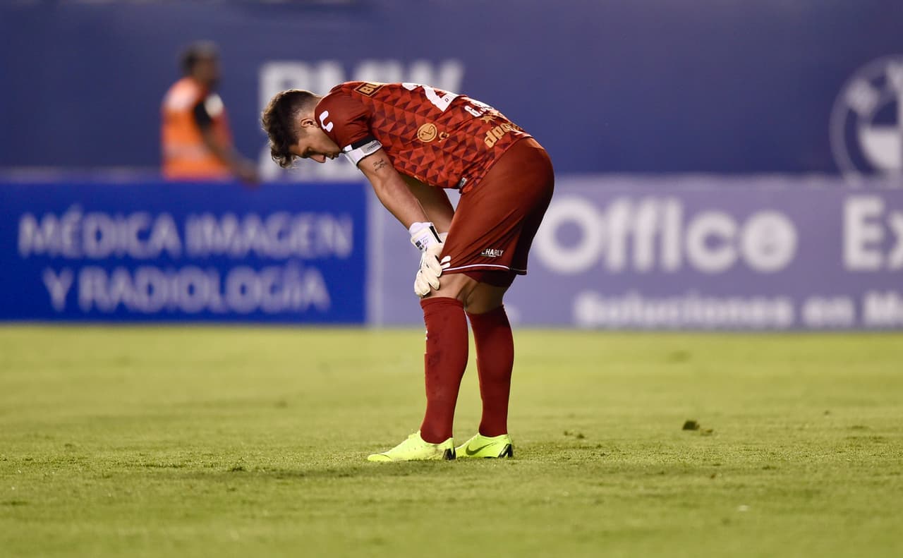 El arquero de Dorados Gaspar Servio lamenta su error que costó el gol del triunfo del Atlético San Luis.