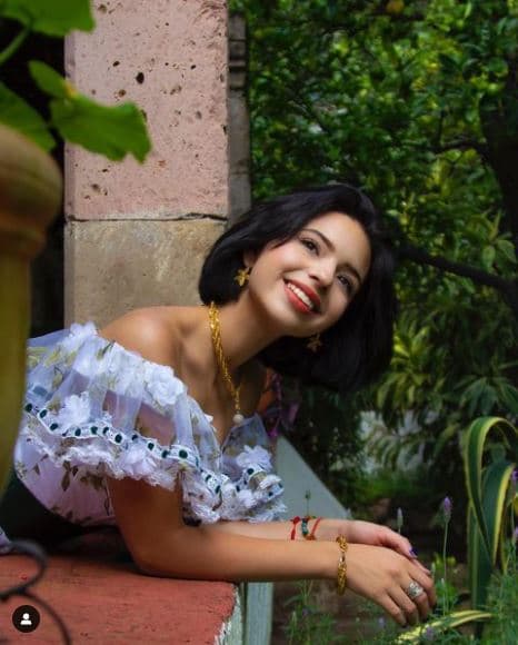 Otro tip de 
<a href="https://www.univision.com/famosos/angela-aguilar-perfume-favorito-fragancia-video-youtube">Ángela Aguilar</a> para llevar un corte bob es dejarlo a la altura del mentón o la clavícula, para evitar darle volumen a las mejillas y con ello redondear más su rostro.