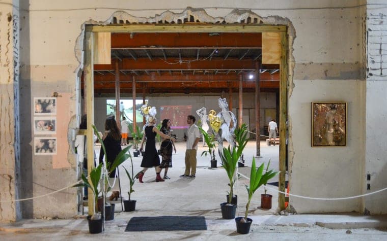 ‘Good to know’, presenta un exposición llamada “We Buy Gold”, la cual recrea un centro comercial de los años 80 del distrito joyero de Miami. El oro es explorado por muchos artistas en esta exhibición, ubicada en el 48 del este de la calle Flagler.