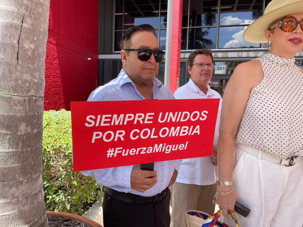 "Siempre unidos por Colombia #FuerzaMiguel" se lee en uno de los carteles.
