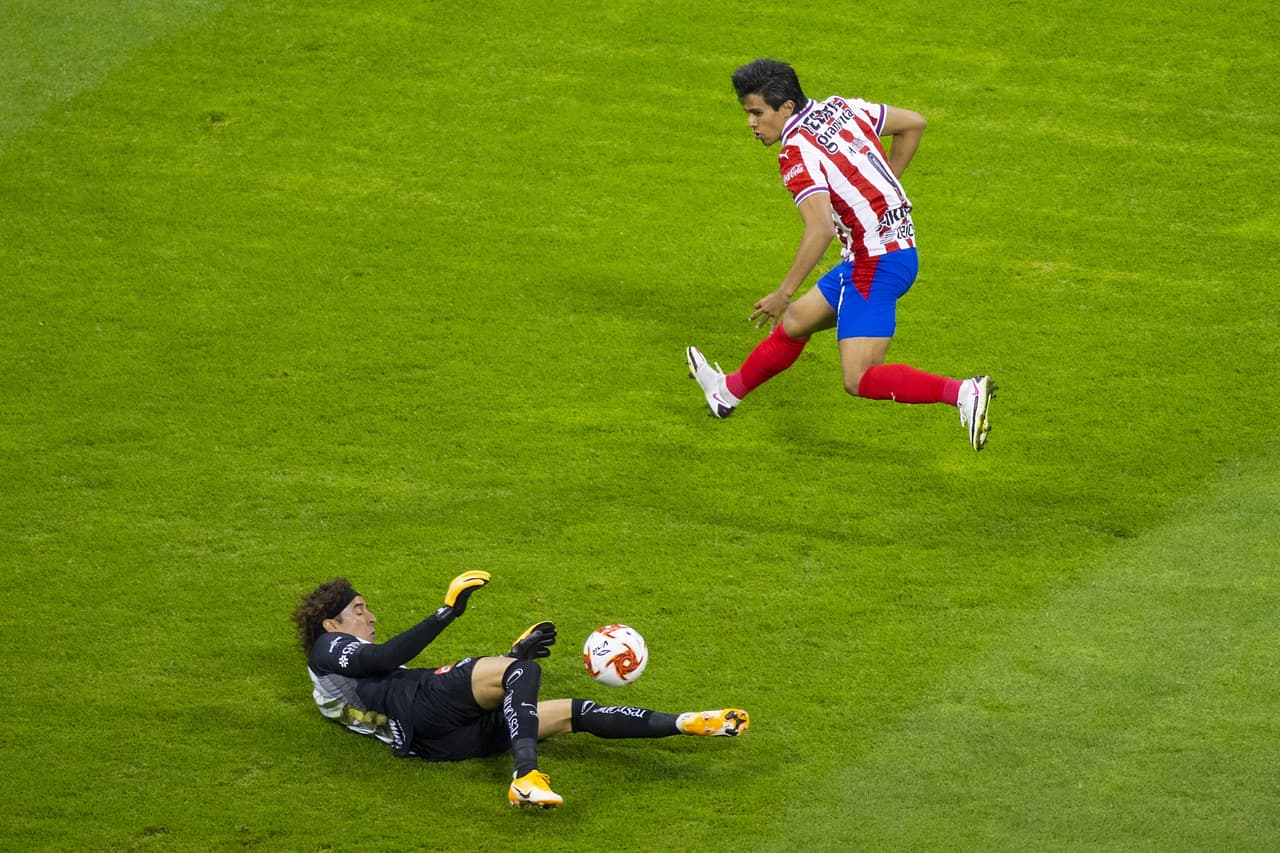 Cinco minutos después, Ochoa era exigido por las Chivas.
