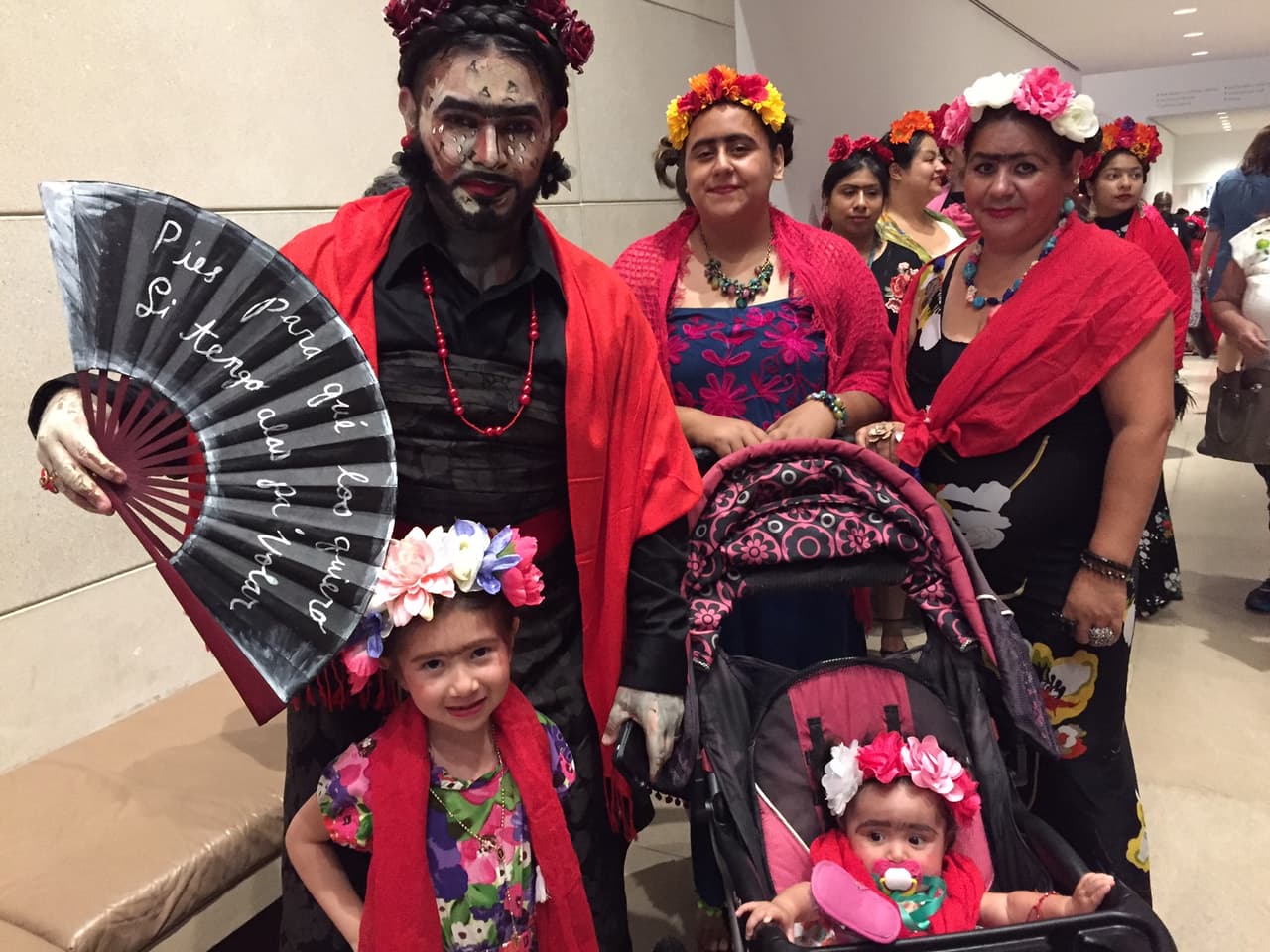 <b>Marcos Salcedo, de 29 años de edad,</b> acudió con su hermana y sus sobrinas.
<br>"Frida es una inspiración para personas de todas las nacionalidades, hombres y mujeres, son cosas que necesitamos hoy en día, unión entre lo que nos separa", señaló Salcedo. "Frida nos enseñó a ser diferentes e individuales pero a la vez nos está uniendo". 
<br>