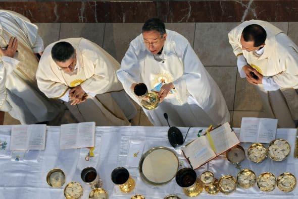 El arzobispo de Tegucigalpa, cardenal Oscar Andrés Rodríguez, celebró por tres días unas cinco misas con numerosos sacerdotes y la asistencia de importantes funcionarios públicos y la alta oficialidad del ejército.