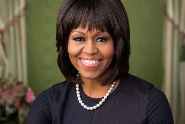 La primera dama siempre se ocupa de la salud, disciplina y éxito de sus hijas, antes que de la política, aunque en ambas tareas se saca un 10. Ha demostrado que además de ser una profesionista exitosa, madre dedicada y luchadora incansable, es una icono de moda y 'glamour'. Sin duda, ella es ejemplo y motivación para muchas madres que deben ser líderes, fuera y dentro de casa.