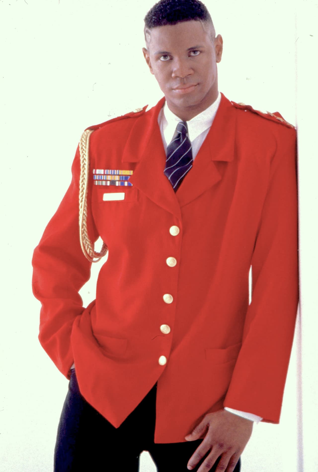 El tema está basado en la canción 'Rica y Apretadita', compuesto e interpretado en 1995 por el panameño Edgardo Armando Franco, mejor conocido como El General.