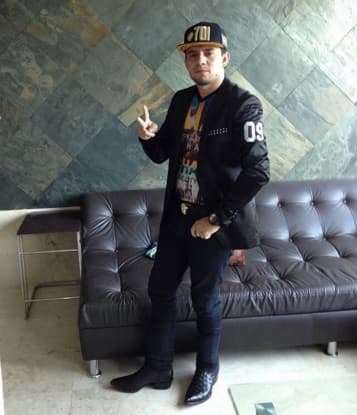 Según medios locales el ataque se dio cuando el cantante acudió al domicilio de su suegra a visitar a su hijo, y al salir de la casa fue interceptado por varios individuos que dispararon a quemarropa.