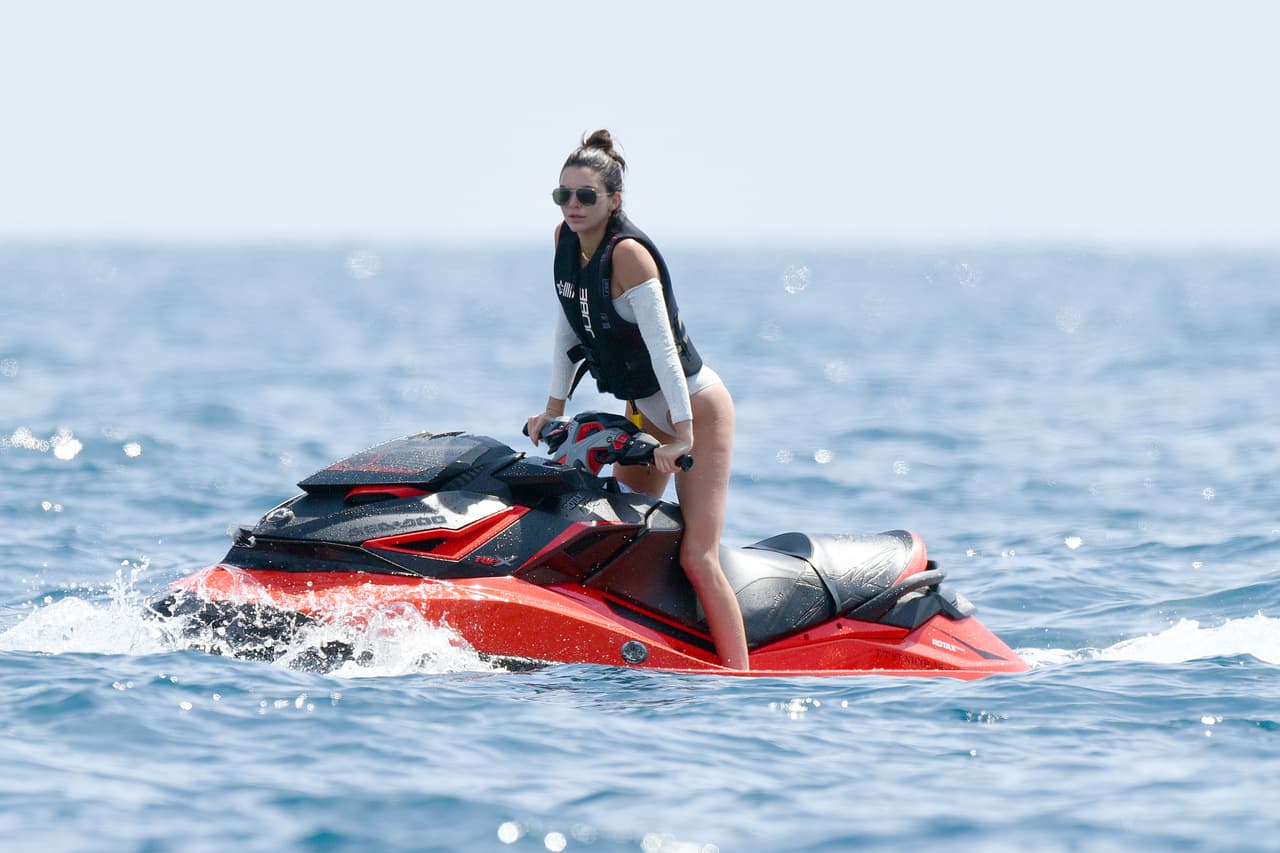 Toda la semana, las hermanas Kendall Jenner y Kourtney Kardashian han sido vistas disfrutando del sol en un yate en la localidad francesa de Antibes. Kourtney ha estado con su novio, Younnes, mientras Kendall Jenner ha optado por broncearse y pasear sobre un paddleboard y un jet-ski.