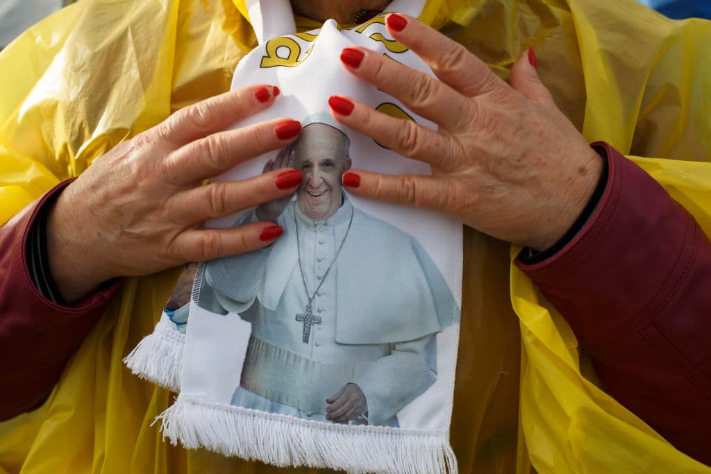 El milagro por su intercesión que fue aprobado para poder ser santos es la curación del niño brasileño, Luca Baptista, que sufrió una grave lesión cerebral al caer por una ventana en marzo de 2013, cuando tenía 5 años.