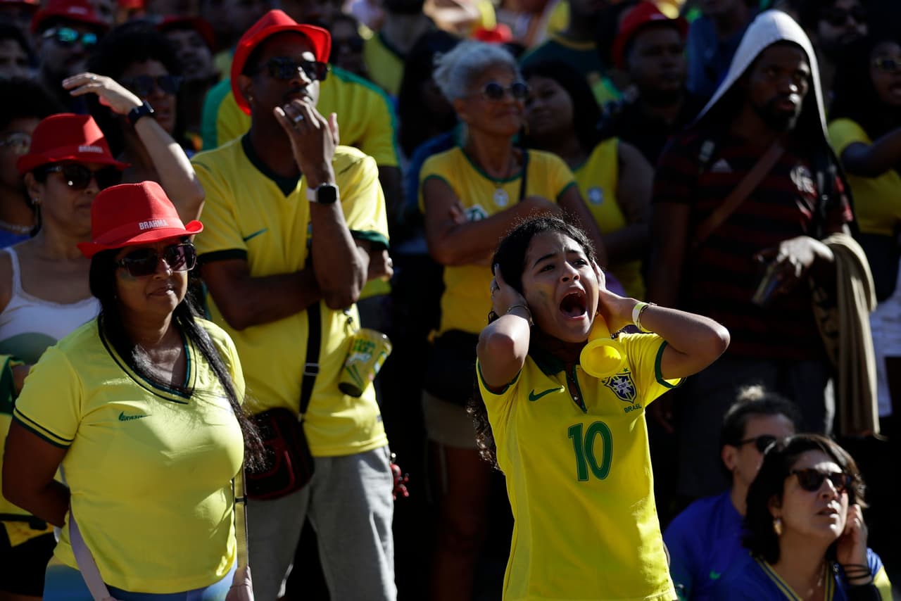 Aficionados brasileños reaccionan tras el gol de Japón contra Brasil durante el partido del Mundial, en la playa de Copacabana, en Río de Janeiro, Brasil, el lunes 29 de junio de 2026