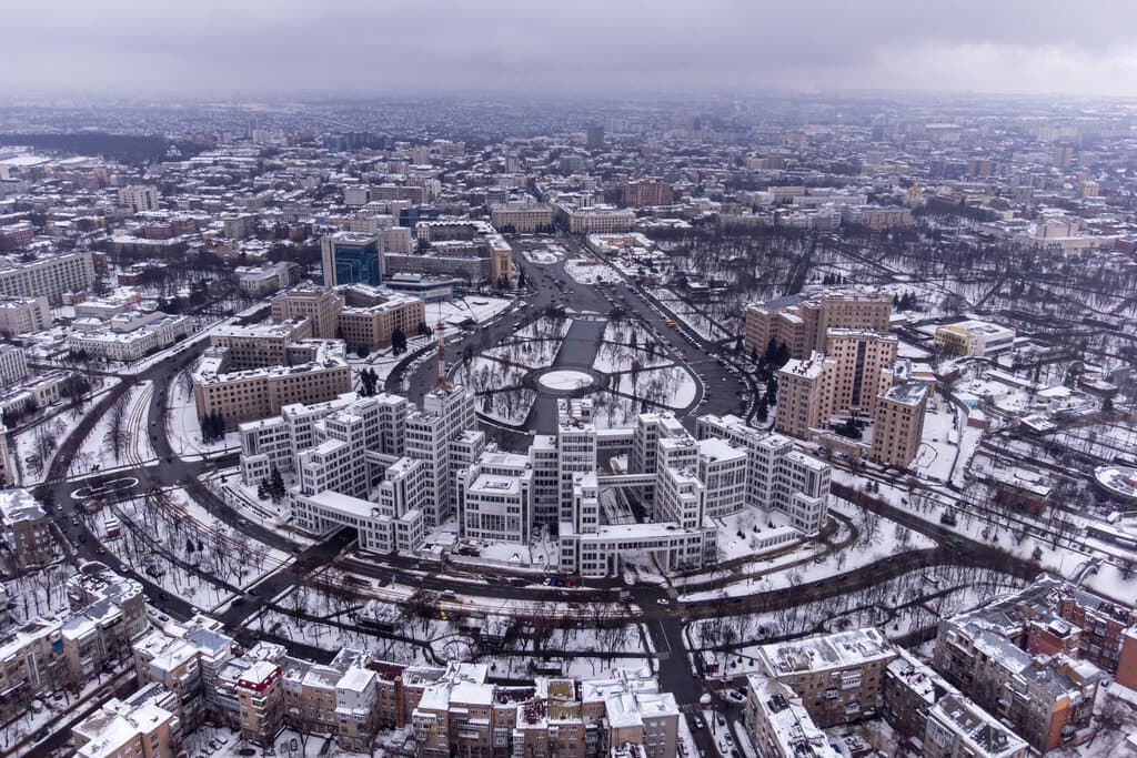 Vista aérea del centro de Kharkiv. "Los rusos quieren destruir las fuerzas de combate de Ucrania. No quieren estar en una posición en la que tengan que ocupar terreno, en la que tengan que lidiar con civiles, en la que tengan que lidiar con una insurgencia", dijo James Sherr, un analista de la estrategia militar rusa que testificó la semana pasada ante un comité parlamentario británico.