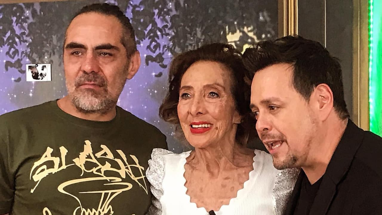 Eduardo no pertenece al mundo del espectáculo, pero acompañaba a su madre a los estudios de grabación.