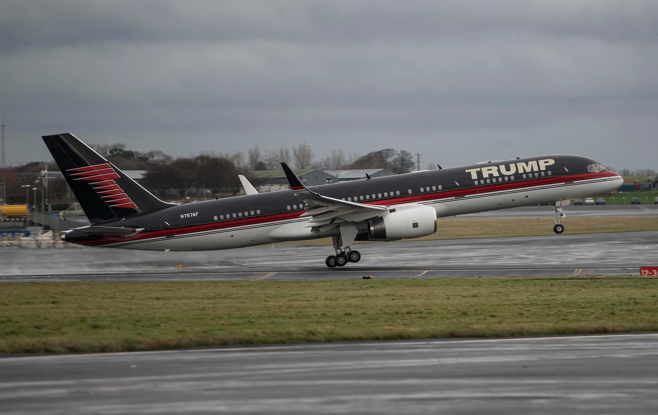 “Mucha gente ha preguntado sobre el hermoso Boeing 757 que se volvió tan icónico durante los mítines de Trump”, dijo el exmandatario en el comunicado. “Será restaurado y actualizado por completo y volverá a estar en servicio en algún momento antes de que acabe el año”, agregó.