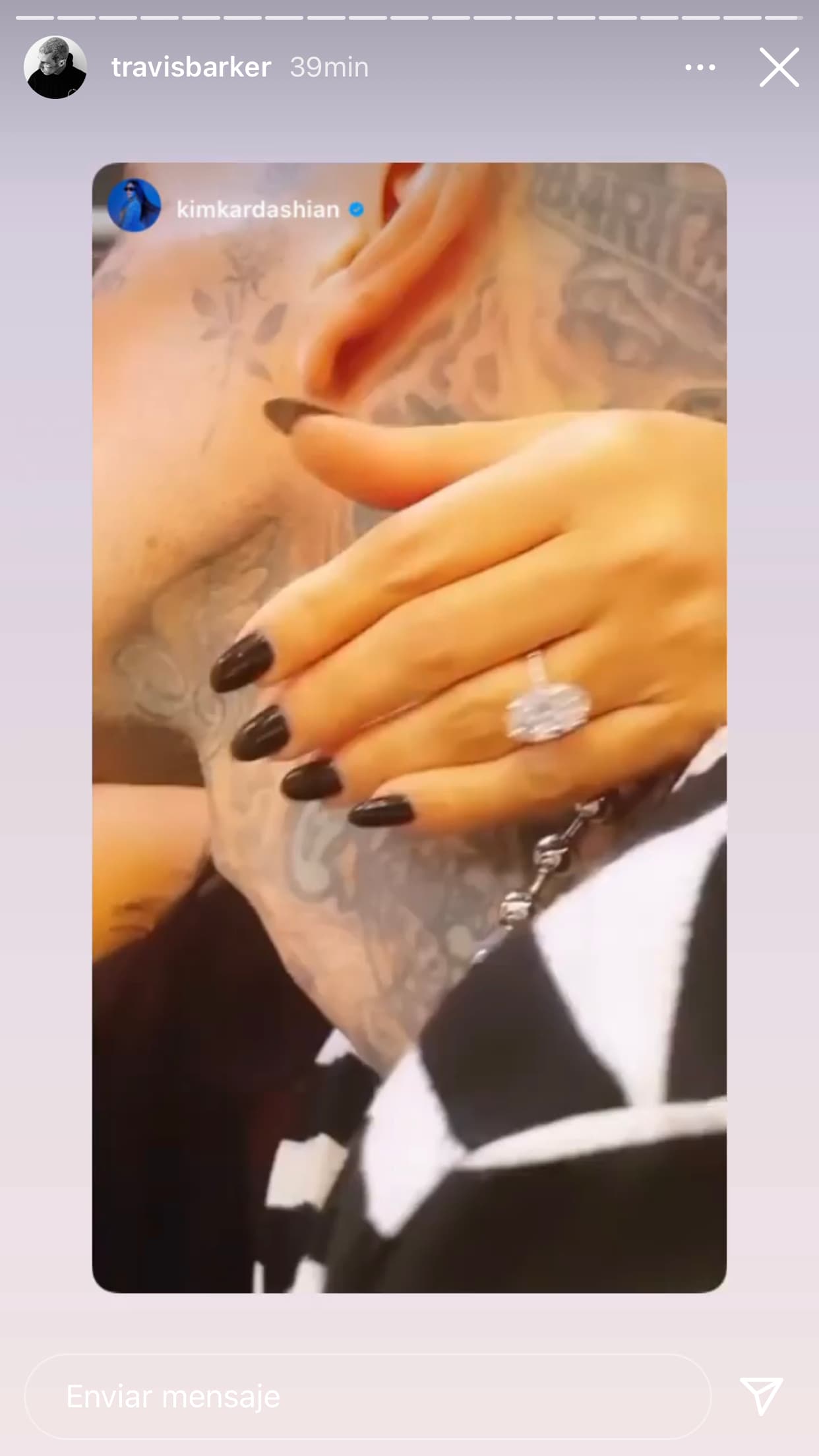 "Entonces, tuve que buscar algo arriba en mi armario y cuando bajé, pisé el anillo", contó la hija de Rob Kardashian provocando que Kris quedara genuinamente asombrada. 
<br>