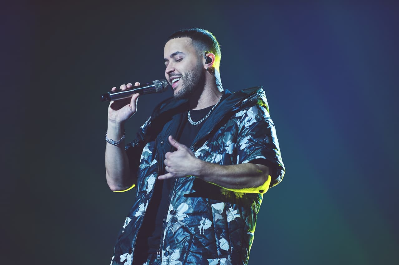 El Príncipe de la Bachata' no tardó en ponerle sabor al escenario, donde estrena tema y será honrado por su brillante carrera artística y trayectoria.