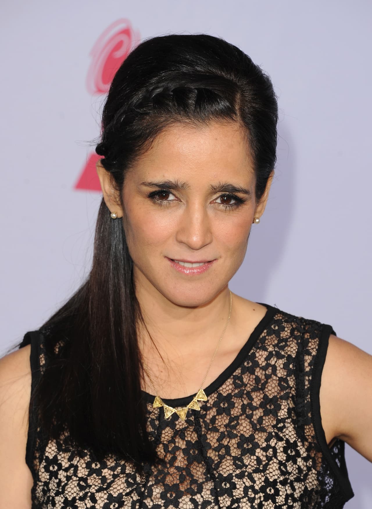 ¡Qué tal esta trencita! La lleva sólo en un lado del cabello se le ve muy coqueto y le da un toque diferente a la 
<a href="http://www.univision.com/especiales/latin-grammy/escucha-la-musica-de-los-nominados-a-album-del-ano-en-latin-grammy" target="_blank">nominada en la categoría Álbum del Año. </a>