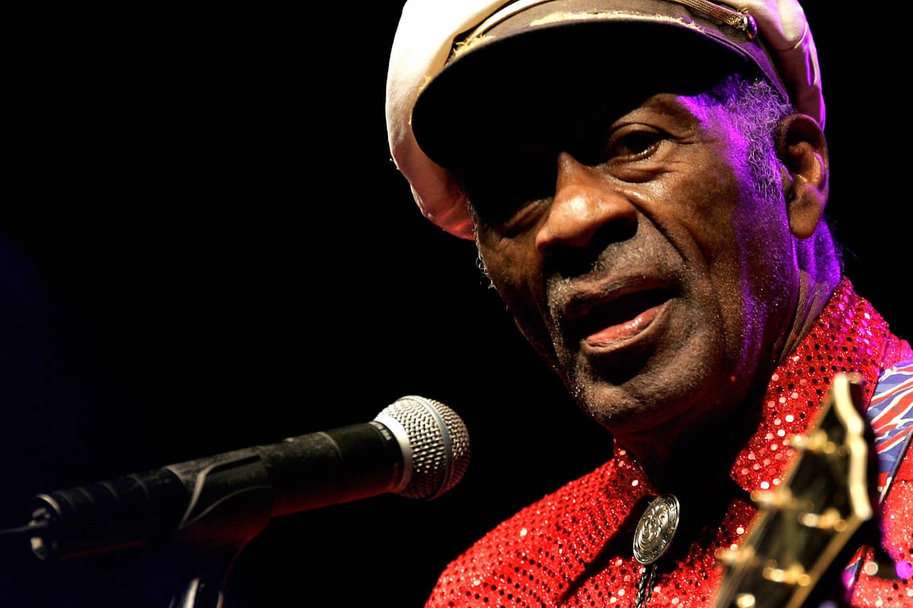 Chuck Berry, músico legendario que ayudó a definir el 
<i>rock and roll</i>, falleció el 18 de marzo a los
<b> </b>90 años. Con más de siete décadas de carrera, Chuck Berry se convirtió en una de las figuras esenciales del género, con éxitos como 'Maybellene', 'Roll Over, Beethoven', 'Rock & Roll Music' y 'Johnny B. Goode'.