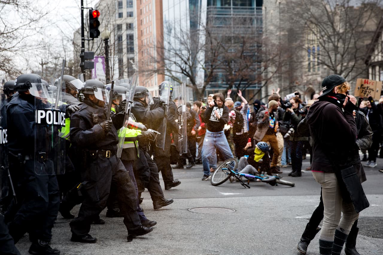 <b>Las calles calientes de la capital (20 de febrero). </b>Miles de activistas contra Donald Trump tomaron las calles del centro de Washington alrededor de los actos de toma de posesión. Algunos manifestantes vandalizaron autos, bancos y otros negocios de la ciudad por lo que hubo
<b><a href="https://www.univision.com/noticias/politica/fotos-las-protestas-algunas-violentas-contra-trump-el-dia-en-que-se-convierte-en-presidente-fotos"> un fuerte enfrentamiento con la policía antimotines que duró varias horas.</a></b>