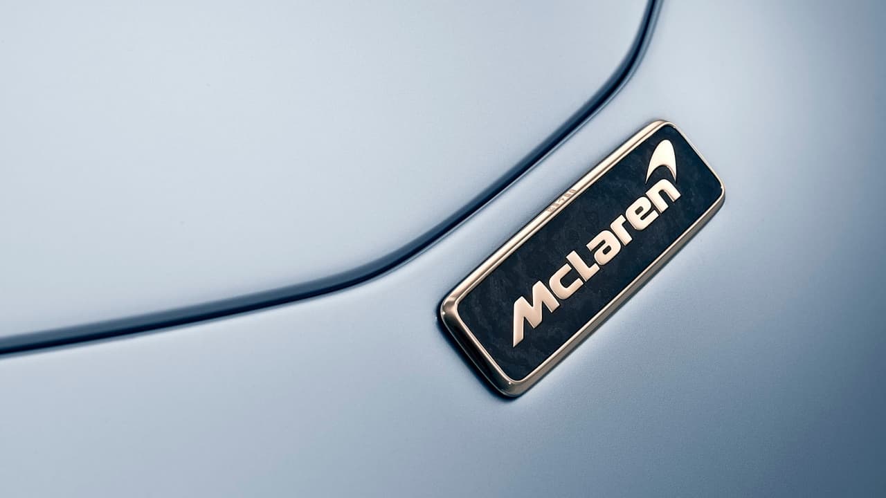 Solo
<b>106 unidades</b> del Speedtail serán fabricados (todos fueron ya reservados) por un precio inicial de 1.75 millones de libras (
<b>$2.24 millones de dólares</b>).