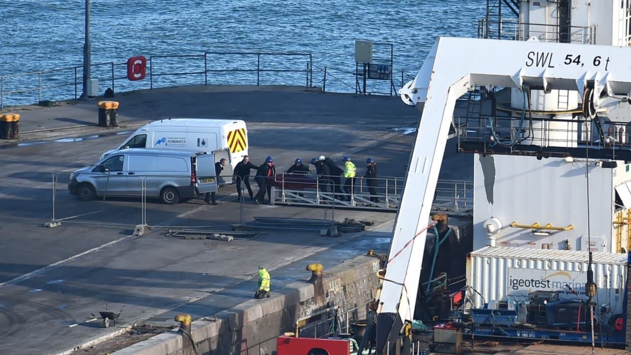 El cuerpo fue trasladado a Portland (sudoeste) y allí quedó en manos de los forenses de Dorset.