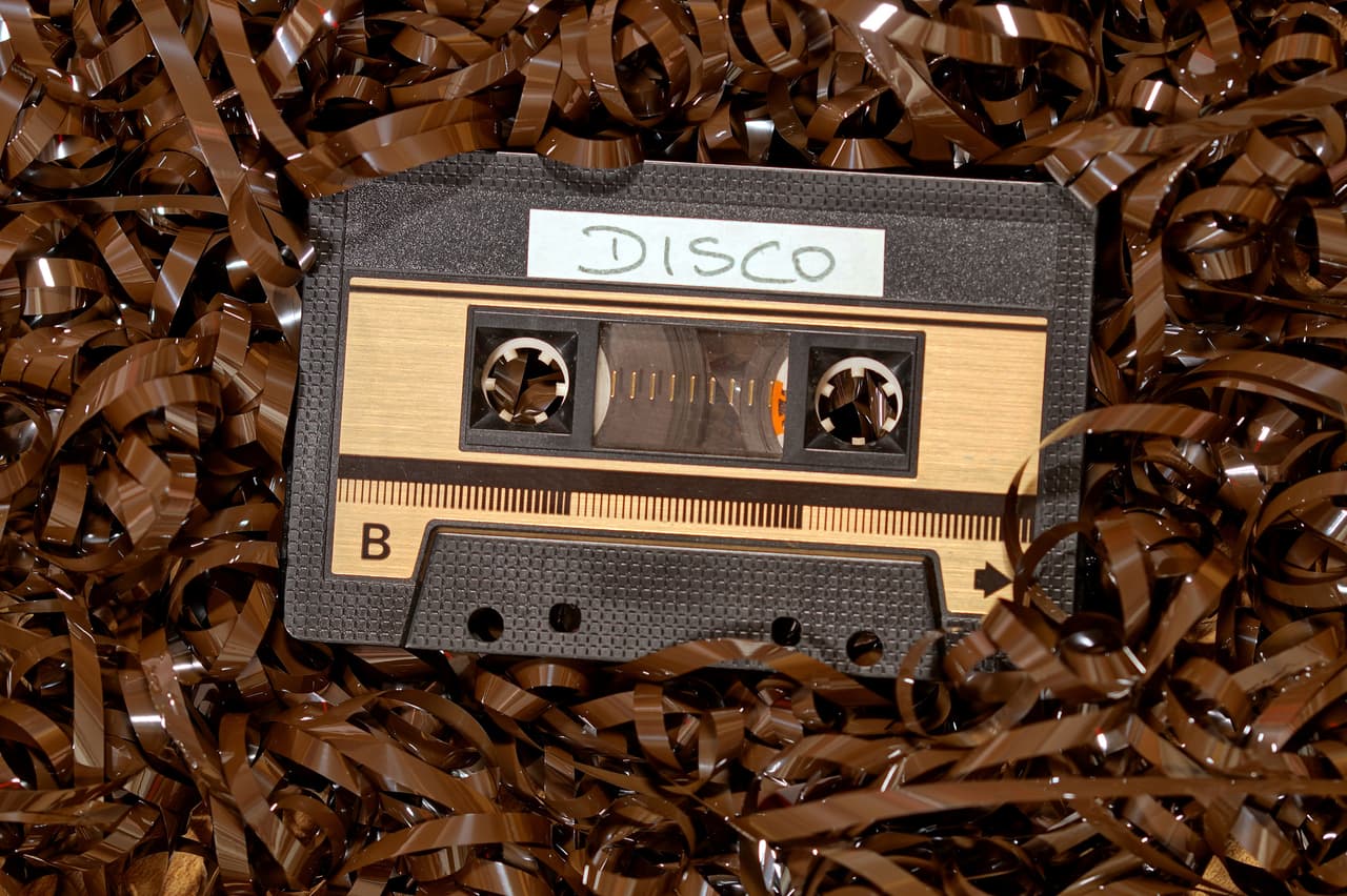 <b>Cassette.</b>
<br>
<br>La primera cinta magnética de audio compacta se lanzó al mercado en 1963 y masificó las grabaciones de audio, antes limitadas a los ingenieros en los estudios. Su pequeño tamaño y versatilidad y bajo costo lo hicieron increíblemente popular a nivel global. 
<br>
<br>Durante más de tres décadas se impuso en nuestras vidas y solo pudo ser sustituido por las grabaciones y reproducciones digitales. 
<br>