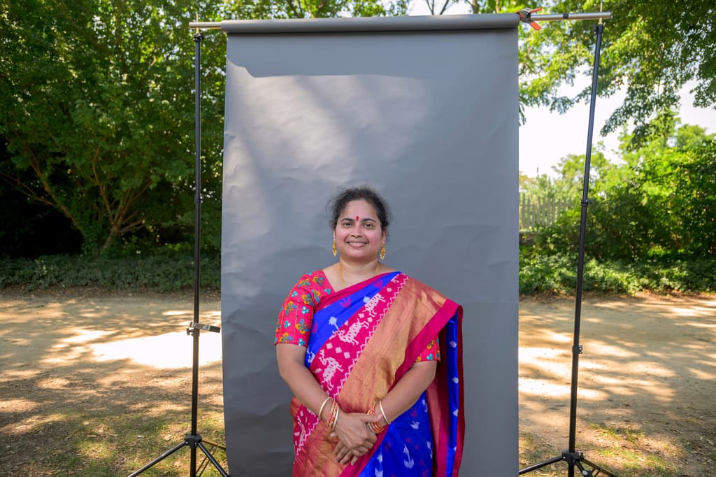 Sritanaya Kamireddy, originaria de la India y nueva ciudadana estadounidense, posa para un retrato tras una ceremonia de naturalización celebrada el Día de la Independencia en Mount Vernon, la residencia de George Washington, el sábado 4 de julio de 2026, en Alexandria, Virginia. (Foto AP/Rod Lamkey, Jr.)