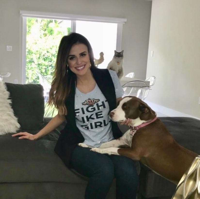 Carolina Sarassa es amante de los animales y ha compartido que cuida de tres perros y tres gatos.