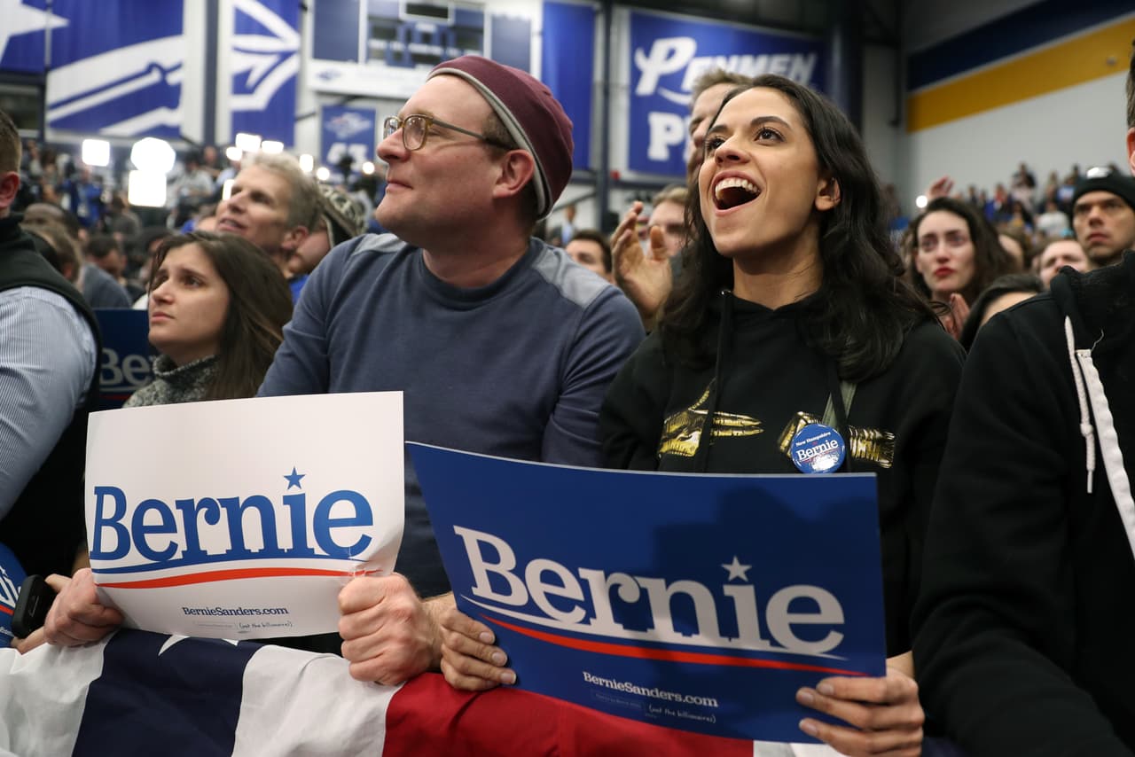 El senador Bernie Sanders saluda a sus simpatizantes durante una reunión en Manchester.