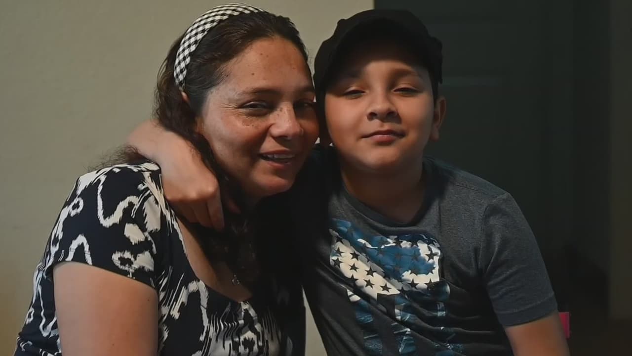 Un niño fue baleado en la frontera y decidió estudiar robótica para diseñar una prótesis para su madre