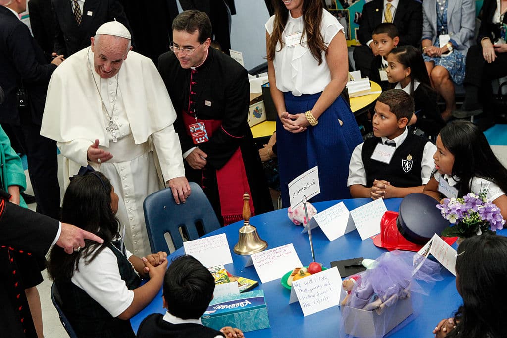 <b>Convive Papa Francisco con inmigrantes. </b>Allí, compartió momentos con estudiantes y familias inmigrantes, escuchando sus historias y brindando palabras de aliento. Este gesto subrayó su compromiso con los marginados y su defensa de los derechos de los inmigrantes.