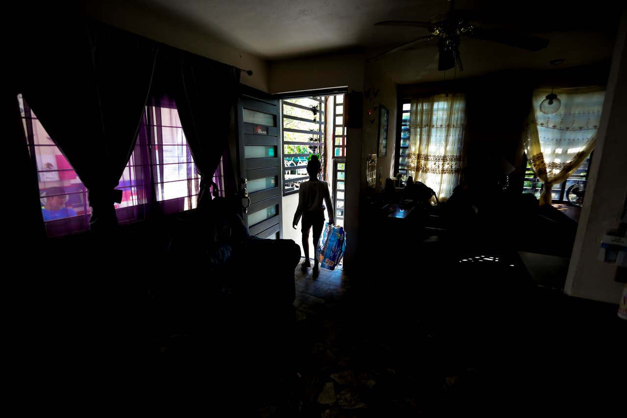 La hija de 10 años de Yohan, un exguardia de seguridad nicaragüense, ayuda a su padre en un albergue para migrantes en Monterrey, México. La familia estuvo secuestrada en el estado fronterizo mexicano de Tamaulipas.