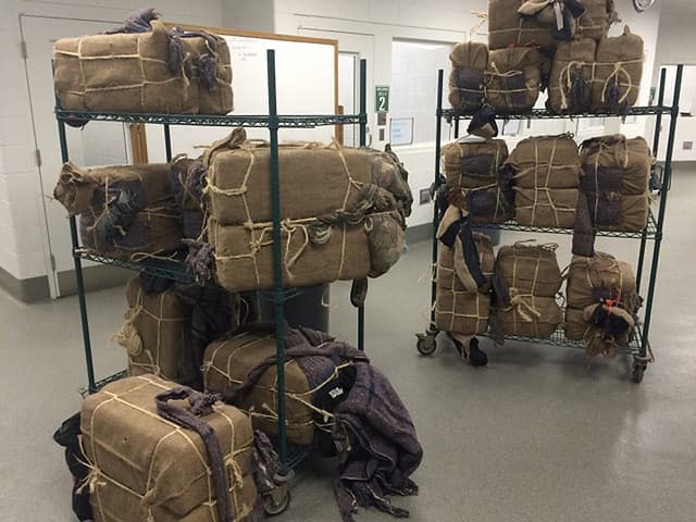 Los traficantes cruzan la marihuana en bultos como estos que fueron encontrados en el desierto