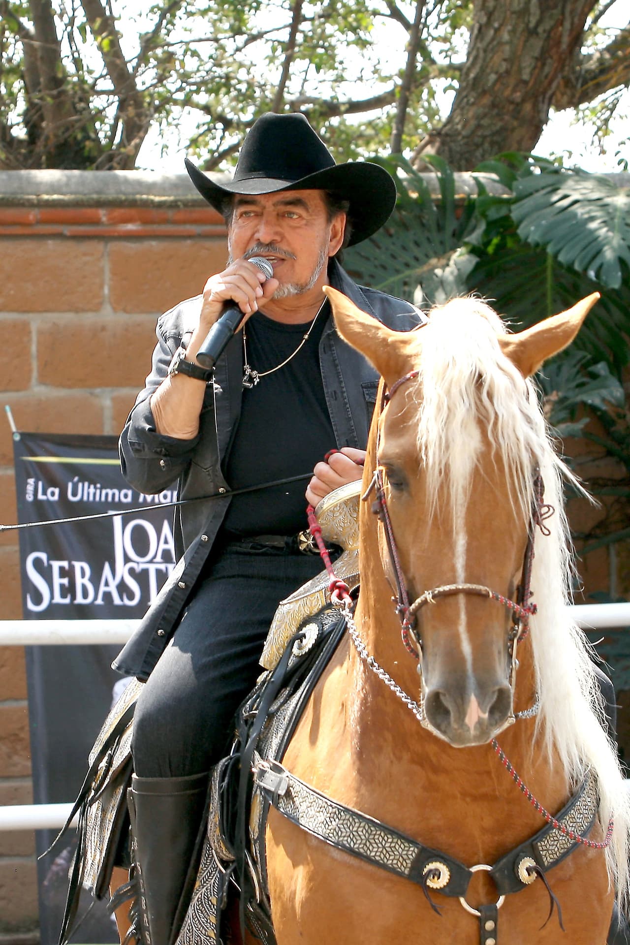 Gracias a su talento e inigualable voz se ganó el trono de "El Rey del Jaripeo".