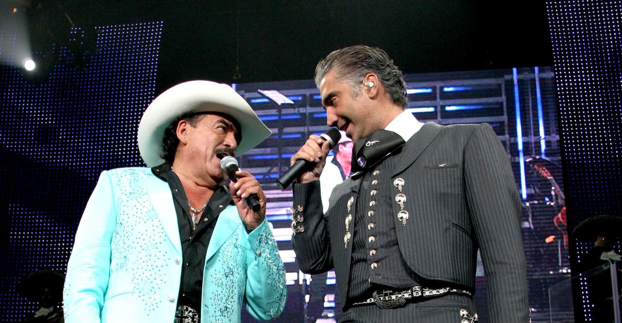 A lo largo de los años no sólo cantó con grandes amigos, también los convirtió en parte de su familia. Alejandro Fernández compartió el escenario para deleitar a millones de fans.