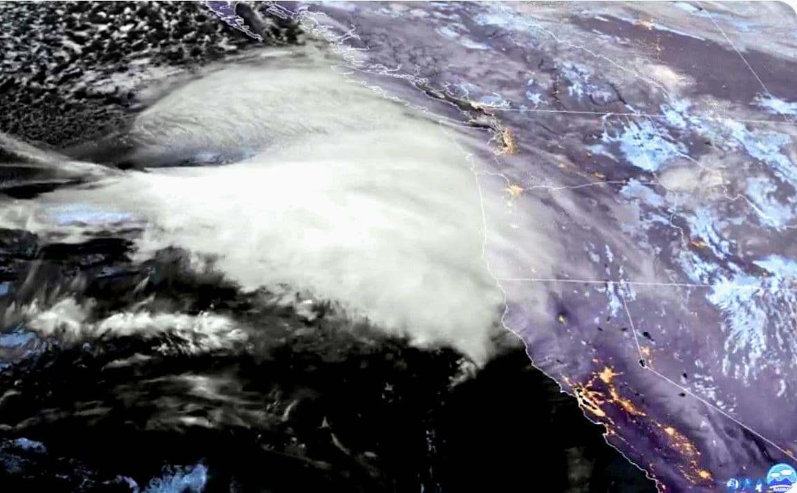 Datos del Servicio Meteorológico Nacional revelan que el fenómeno trae consigo 
<a href="https://twitter.com/NWSWPC/status/1199571201275727872/photo/1" target="_blank">vientos sostenidos de 85 millas por hora</a>, acompañados de ráfagas de hasta 106 mph. La acumulación de nieve en las zonas montañosas de la Sierra Nevada de California podrían superar los 2 pies.