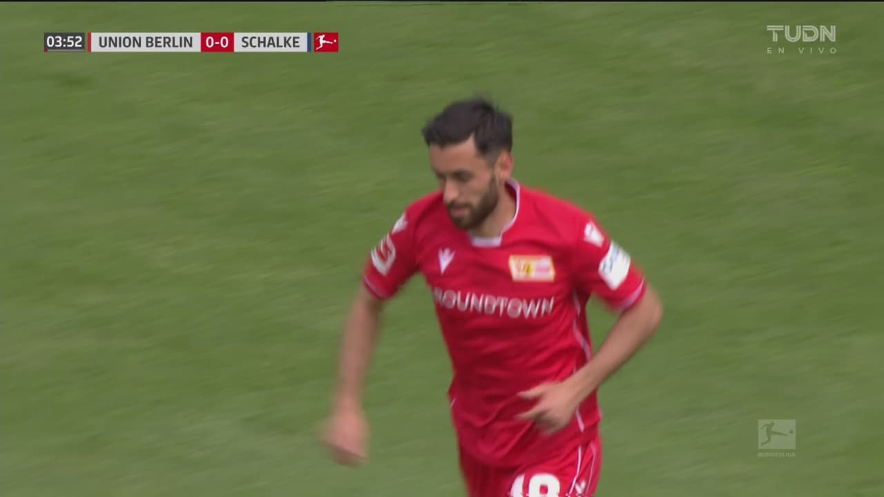 ¿Culpó al césped? Yunus Malli no remata bien en el área chica y de inmediato buscó un responsable