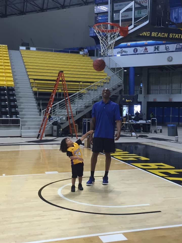 "Ahí fue donde Kobe le dio consejos de baloncesto a mi hijo, cuando el solo tenía 3 años y hasta el día tenemos sus palabras grabadas en nuestra mente y corazón".