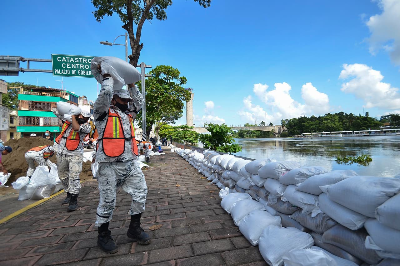 La Guardia nacional de México intentó contener la inundación del río Grijalva en Villahermosa. Dos personas más murieron en el municipio de Macuspana y otra más en el de Tenosique, en el estado de Tabasco.