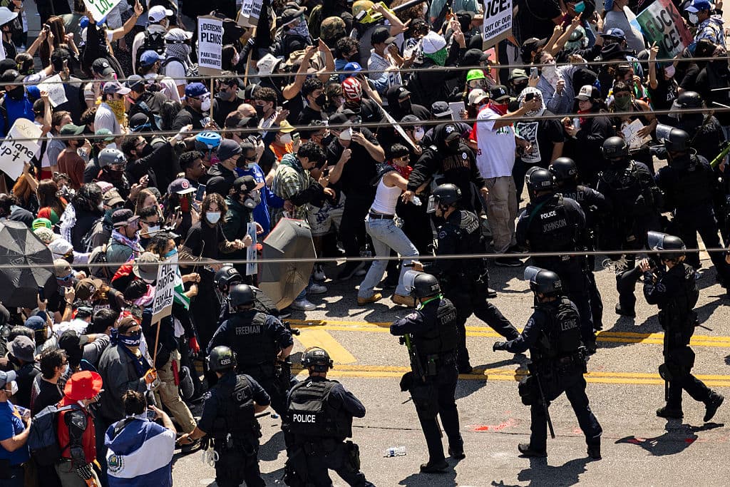 En conferencia de prensa, Karen Bass, alcaldesa de Los Ángeles, indicó este domingo que lo que se vivía en la ciudad, "es un caos provocado por el gobierno". Agregó que la movilización de la Guardia Nacional 
<b>"se trata de otra agenda, no de seguridad pública".</b>