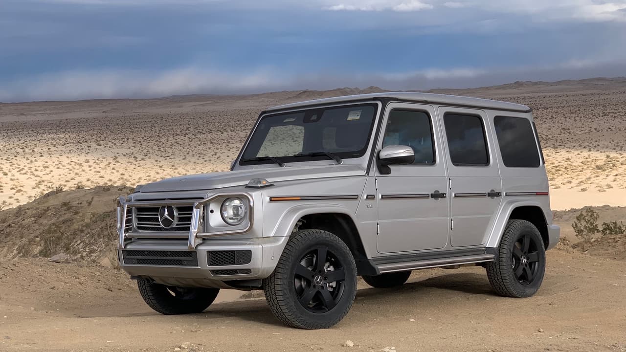 Después de 40 años la 
<b>segunda generación de la Clase-G de Mercedes-Benz</b> hace su aparición en el mercado luciendo idéntica al vehículo que reemplaza. Solo las salidas para el fluido limpiaparabrisas, las manillas exteriores de las puertas, y el cobertor de la rueda de repuesto vienen del vehículo anterior de resto todo, absolutamente todo, es nuevo.